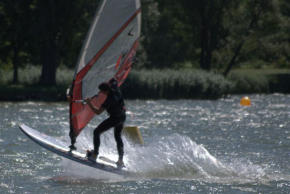 SchwabenSurf hat mit dem See direkt vor der Tr optimale Windsurf-Bedingungen im Allgu