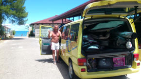 Der gelbe VW Bus vom SchwabenSurf Harry ist immer dabei!