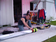 Optimale Bedingungen zum Aufriggen direkt vor dem Surf-Lager