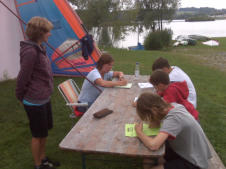 WindSurf-Prfung unter den strengen Augen der Windsurflehrerin